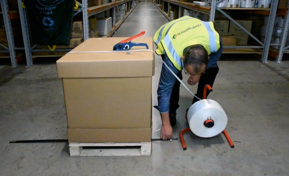 Strapping a pallet with narrowstrap